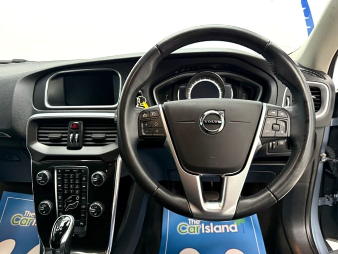 2025 Volvo V40
