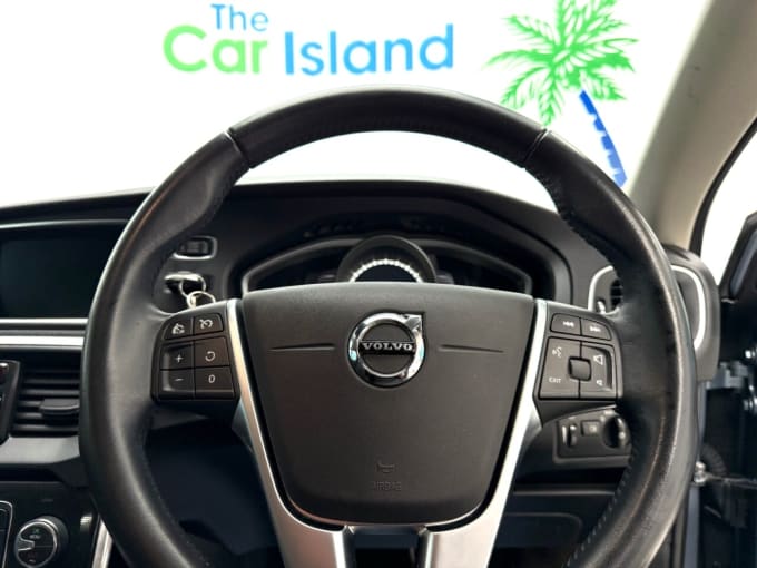 2025 Volvo V40
