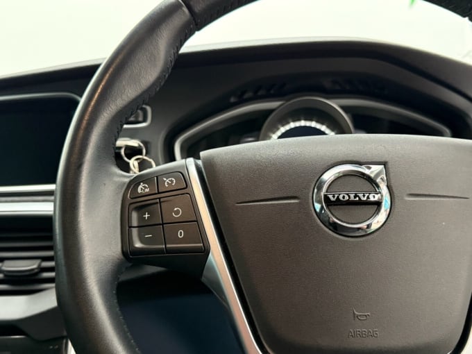 2025 Volvo V40