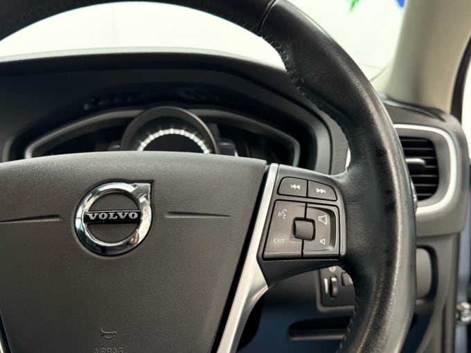 2025 Volvo V40