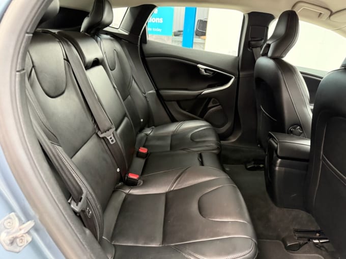 2025 Volvo V40
