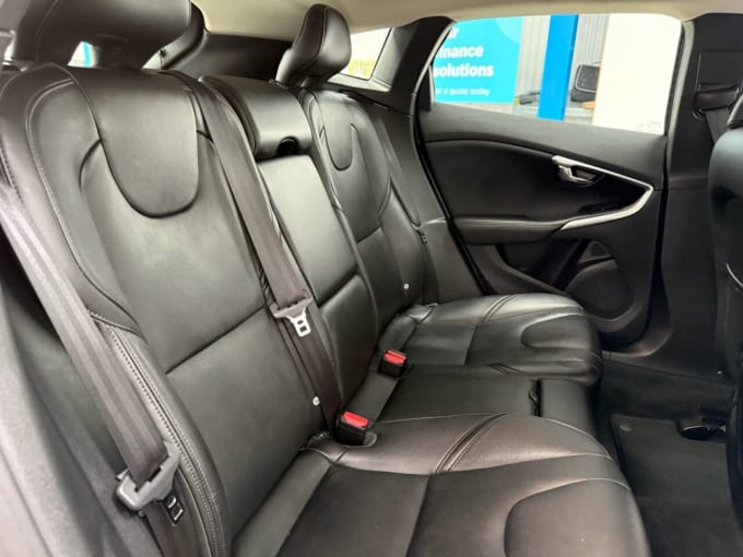 2025 Volvo V40
