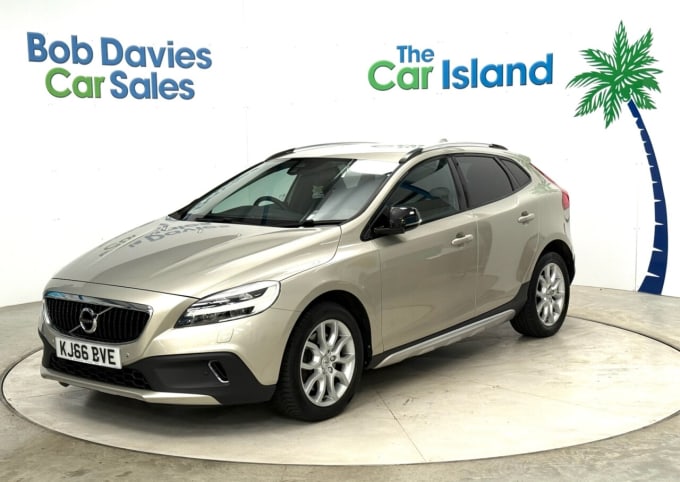 2025 Volvo V40 Cross Country