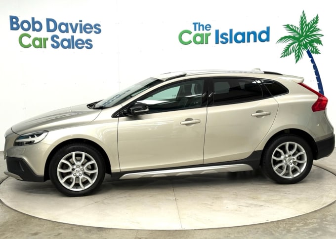2025 Volvo V40 Cross Country