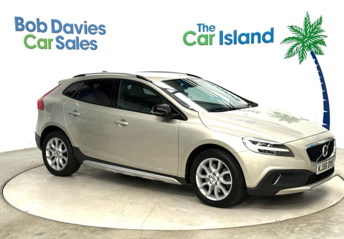 2025 Volvo V40 Cross Country
