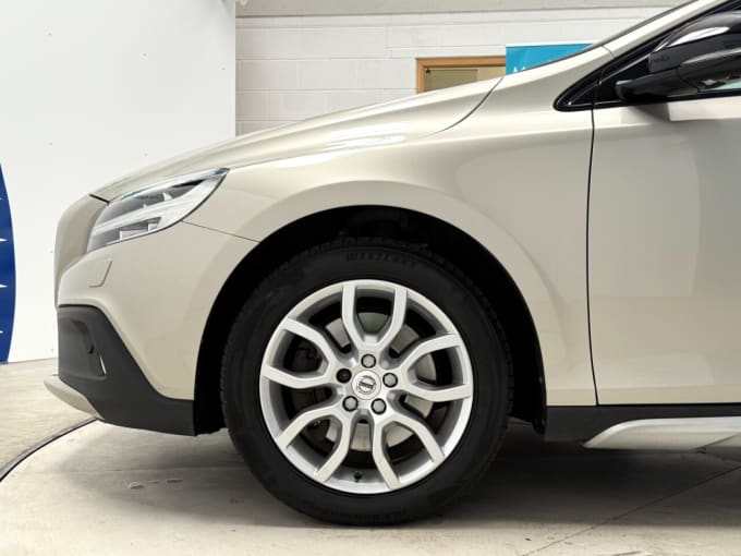 2025 Volvo V40 Cross Country