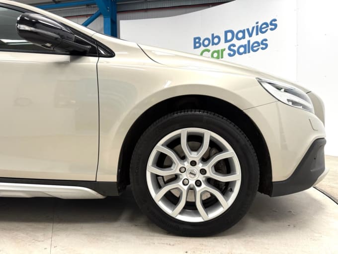 2025 Volvo V40 Cross Country
