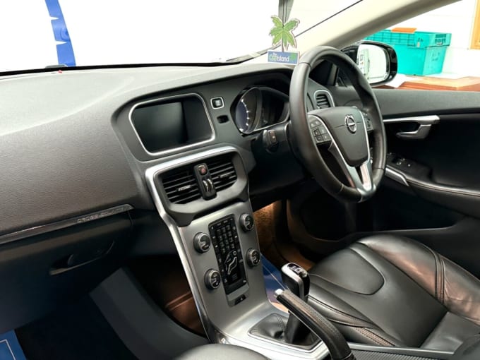 2025 Volvo V40 Cross Country