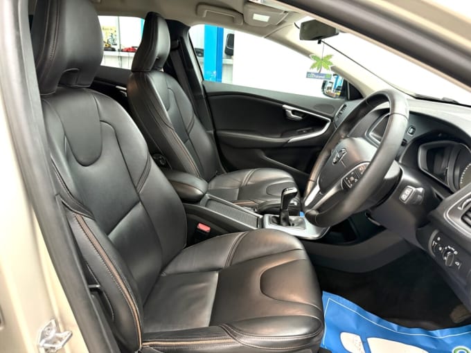 2025 Volvo V40 Cross Country