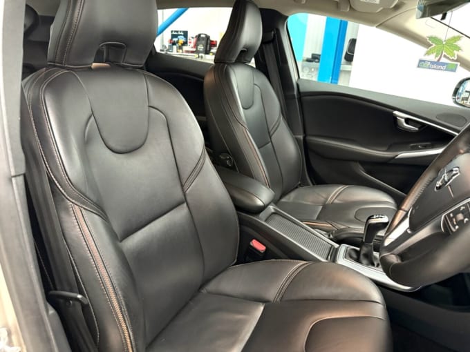 2025 Volvo V40 Cross Country