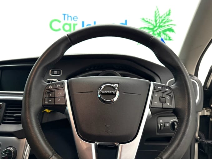 2025 Volvo V40 Cross Country