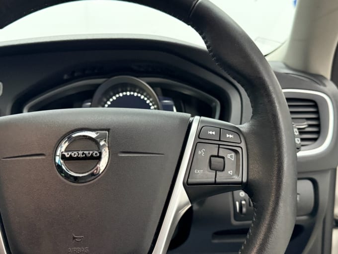 2025 Volvo V40 Cross Country