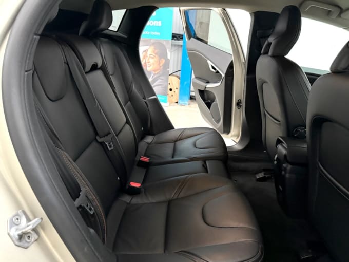 2025 Volvo V40 Cross Country