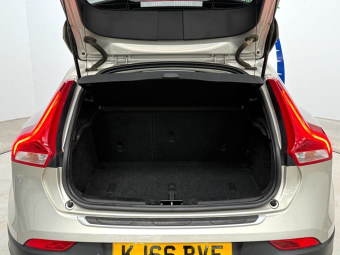 2025 Volvo V40 Cross Country