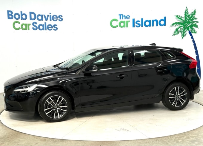 2025 Volvo V40