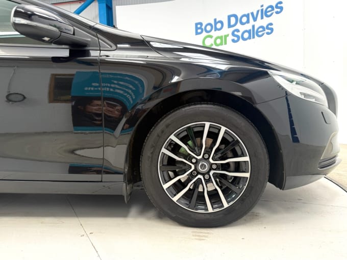 2025 Volvo V40