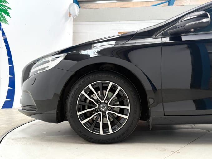 2025 Volvo V40