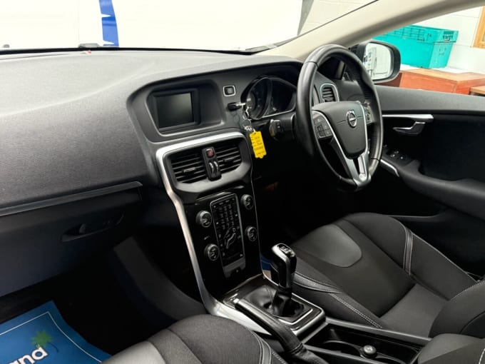 2025 Volvo V40