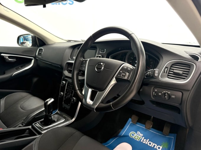 2025 Volvo V40