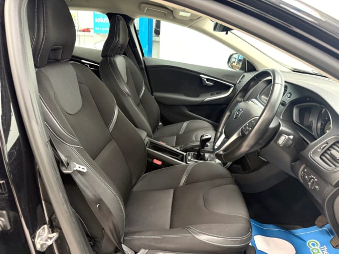 2025 Volvo V40