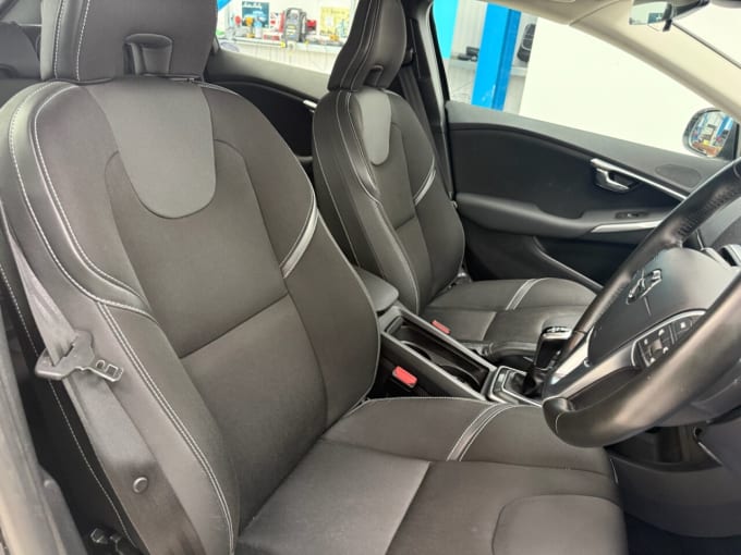 2025 Volvo V40