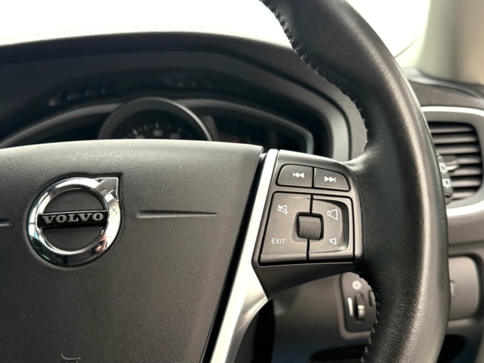 2025 Volvo V40