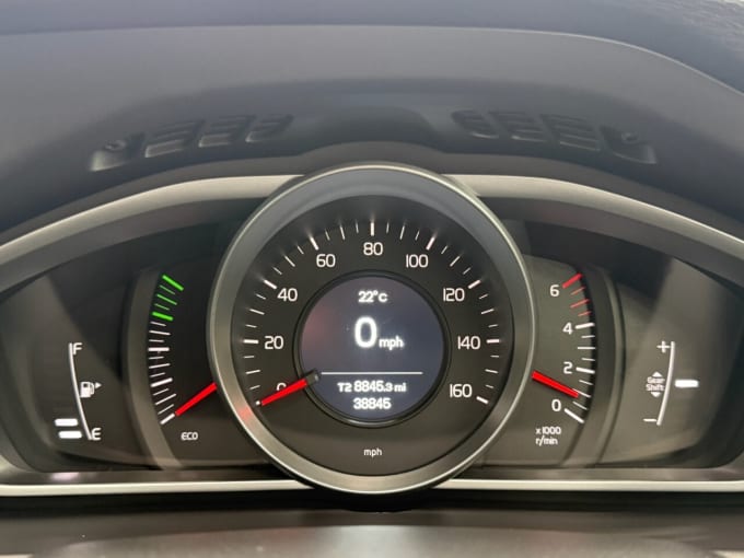 2025 Volvo V40