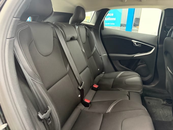 2025 Volvo V40