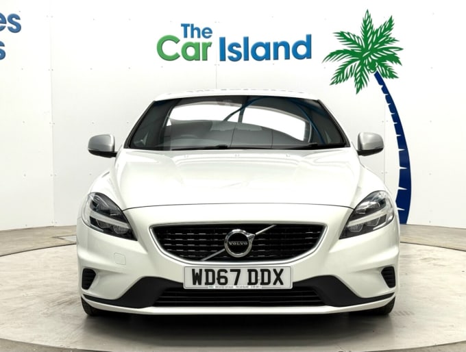 2025 Volvo V40