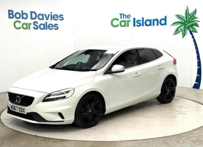 2025 Volvo V40