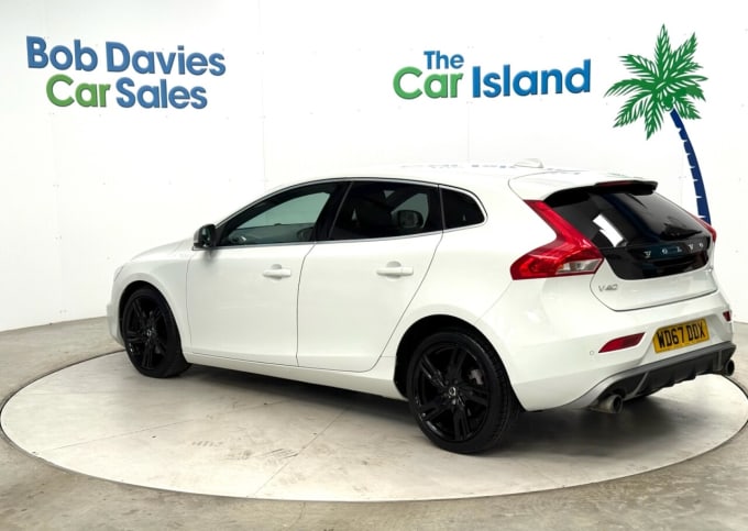 2025 Volvo V40