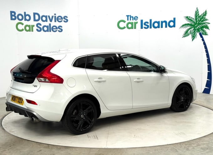 2025 Volvo V40