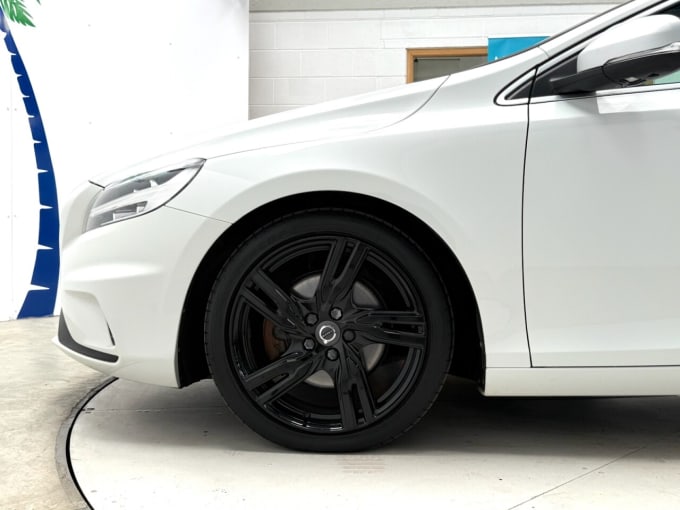 2025 Volvo V40
