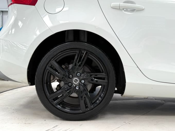 2025 Volvo V40