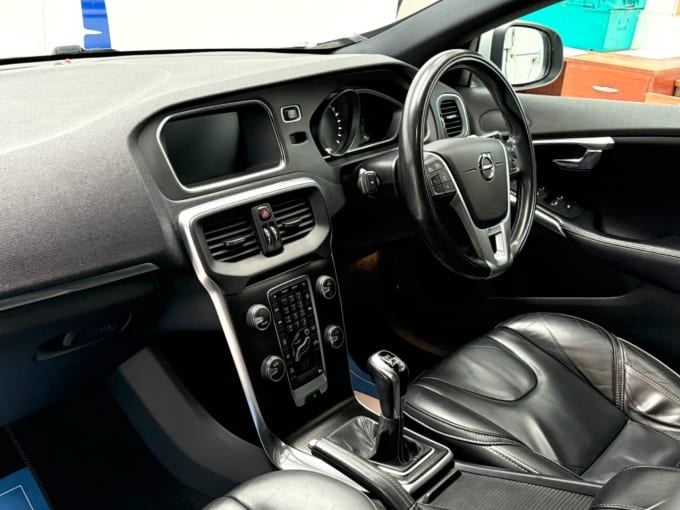 2025 Volvo V40