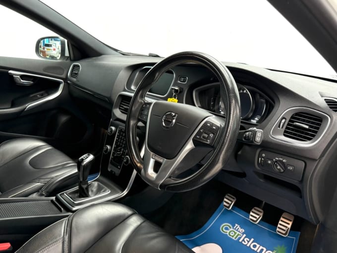 2025 Volvo V40