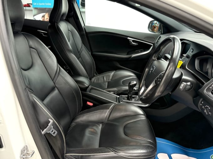 2025 Volvo V40