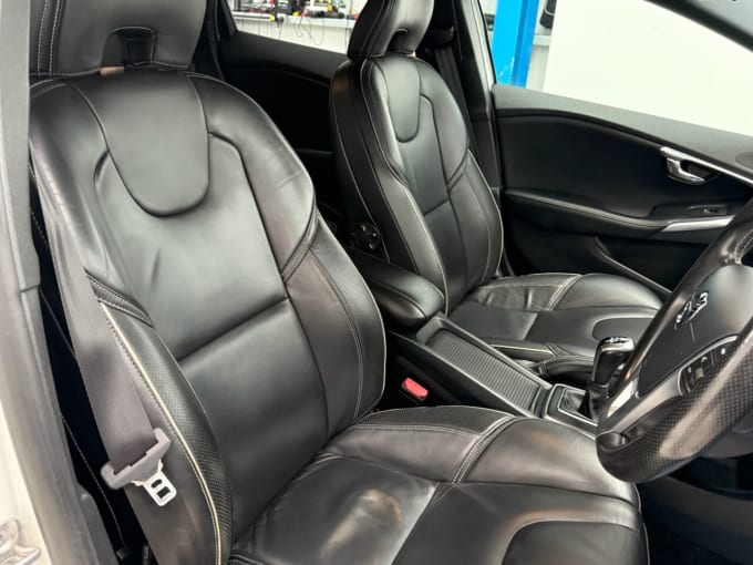 2025 Volvo V40