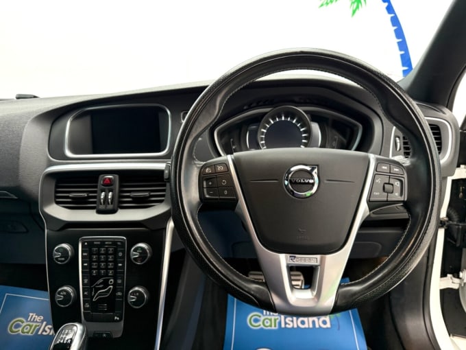 2025 Volvo V40