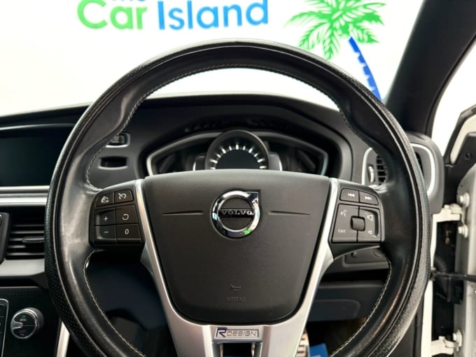 2025 Volvo V40