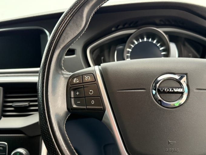 2025 Volvo V40