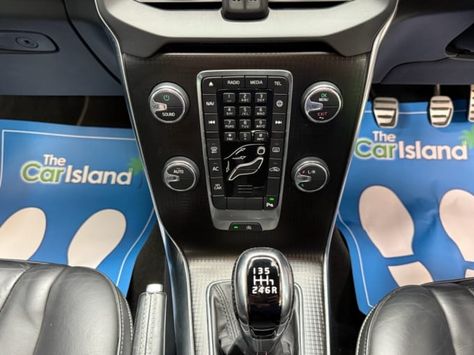 2025 Volvo V40