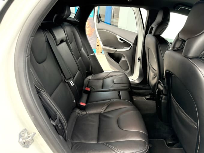 2025 Volvo V40