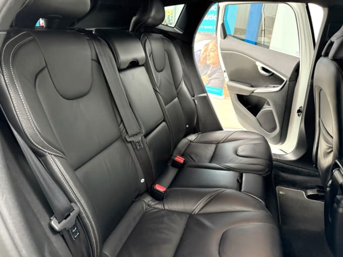 2025 Volvo V40