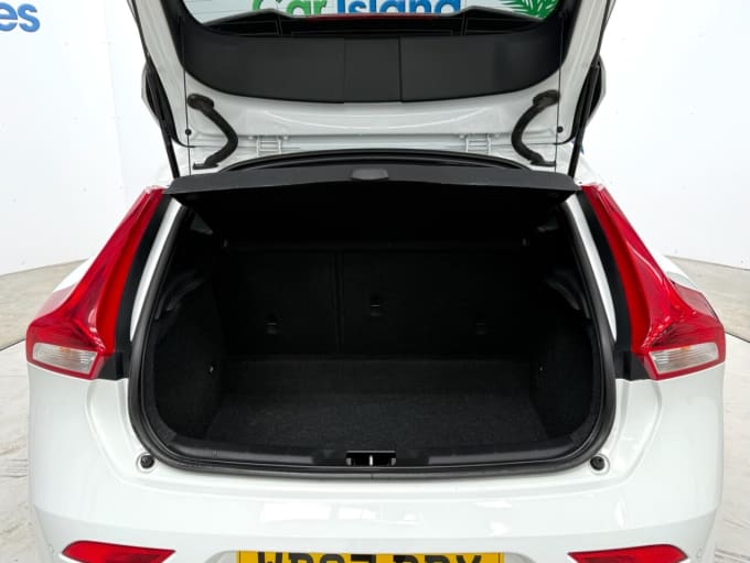 2025 Volvo V40