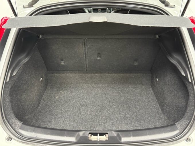 2025 Volvo V40