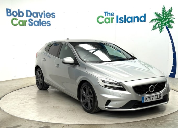 2025 Volvo V40