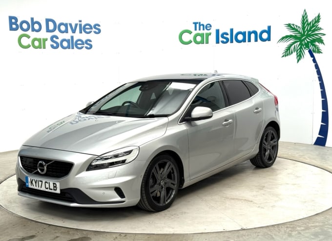 2025 Volvo V40