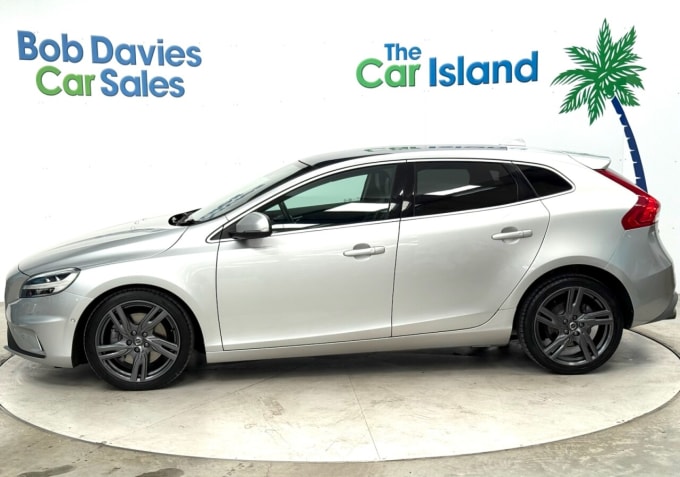 2025 Volvo V40