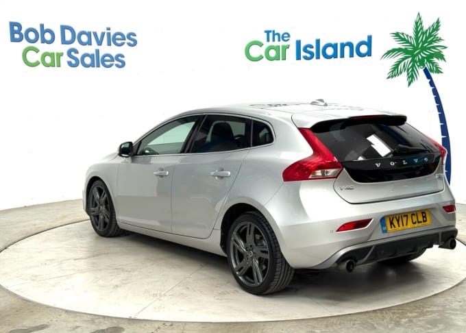 2025 Volvo V40